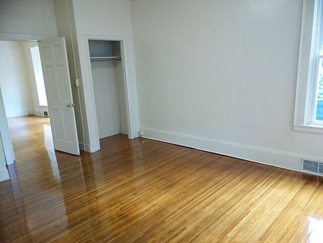 Building Photo - AVAILABLE 8/1/26 - Bright and Spacious One...