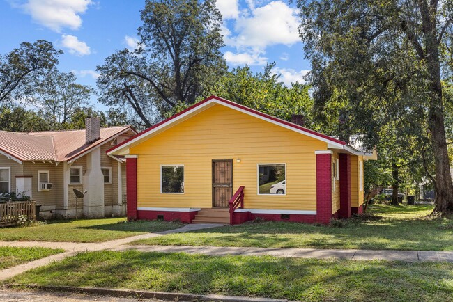 Building Photo - Newly Renovated 3 Bedroom 1 Bath Home Avai...