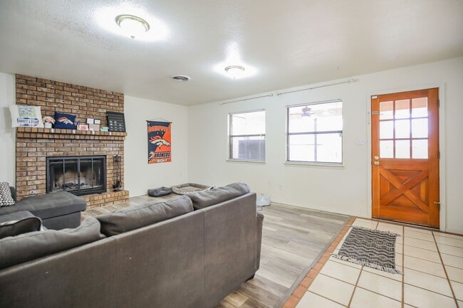 Building Photo - Spacious 3 Bedroom 2 bath with Solar Panels