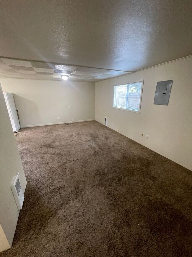 Building Photo - Do not miss this cozy 2 bedroom Lebanon Apartment!
