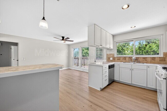Building Photo - 2765 Chelsea Dr