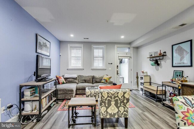 Building Photo - 819 D St NE