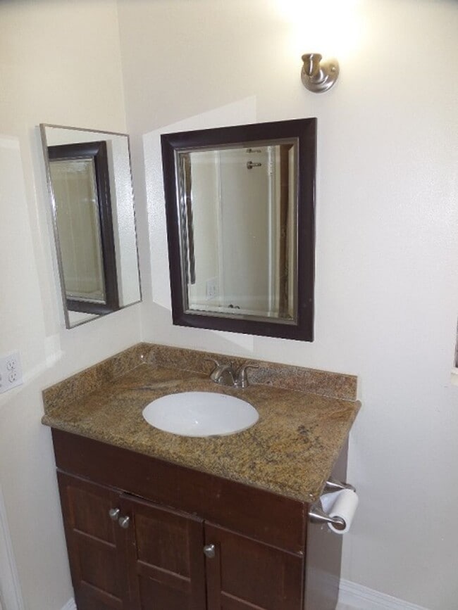 Building Photo - 3 Bedroom-2 Bathroom Single Story Home in ...