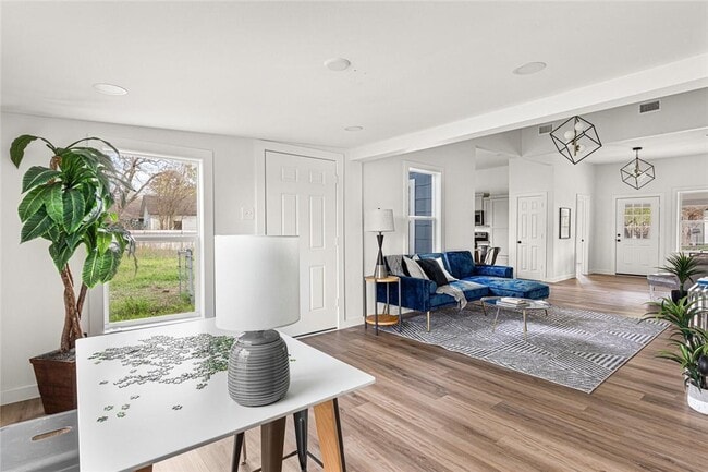 Building Photo - 710 S Pearl St