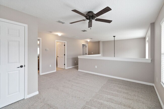 Building Photo - MOVE IN SPECIAL-Beautiful Two Story 3/2.5 Town Home w/ Loft & Screened Porch in St. Cloud