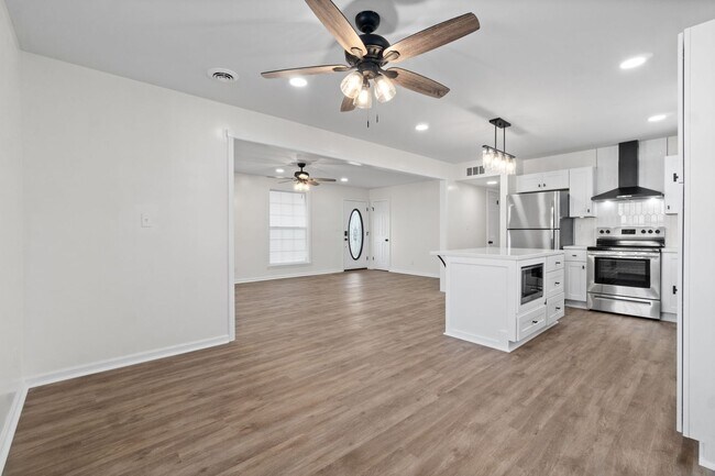 Building Photo - Pet Friendly Renovated Three Bedroom with Basement!