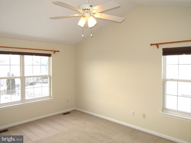 Building Photo - 136 Clear Creek Dr