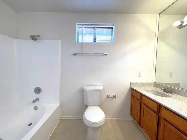 Building Photo - AVAILABLE NOW!! 2 Bedroom 2 Bathroom Condo...