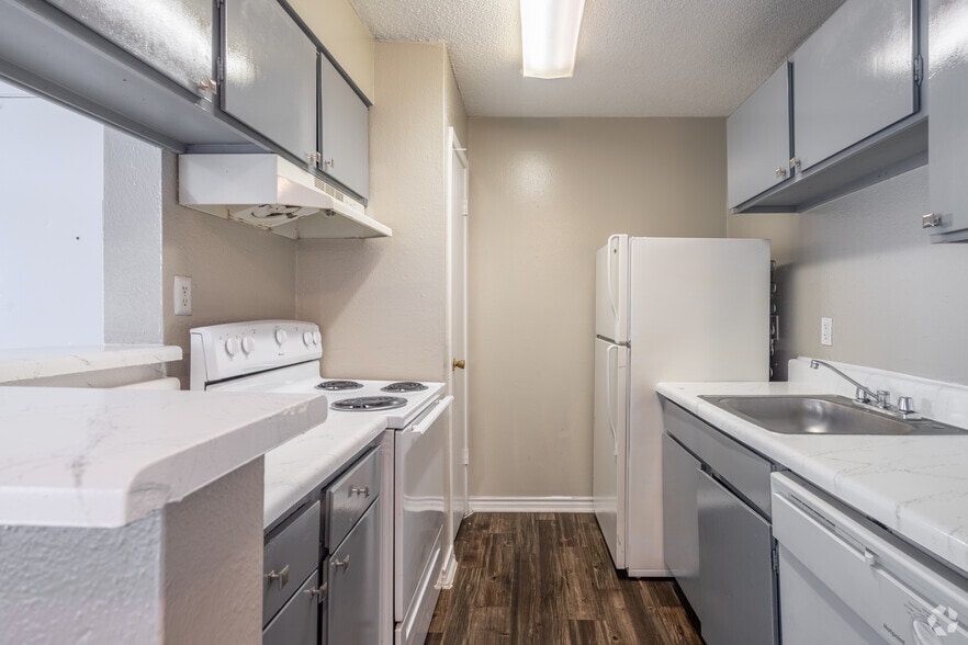 2BR, 1BA -796SF - Albion Apartments