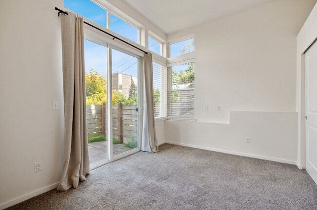 Building Photo - 3027 21st Ave W