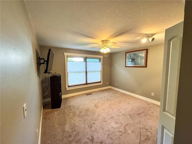 Building Photo - 15565 26th Ave N