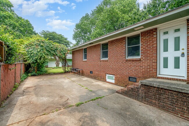 Building Photo - 4344 University Dr