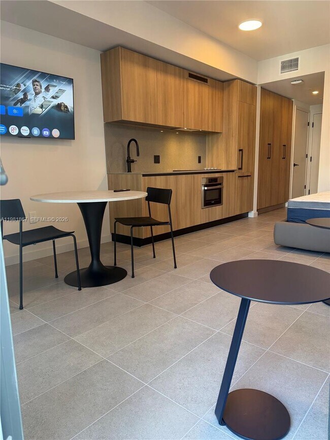 Building Photo - 121 NE 5th St