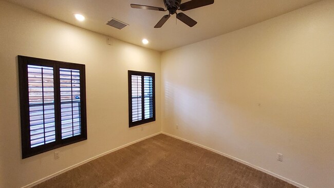 Building Photo - Three Bedroom with Amazing Views