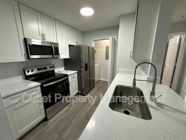 Building Photo - 5467 Vineland Rd