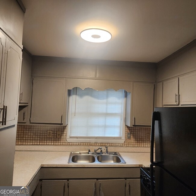 Building Photo - 6048 Carriage Ct