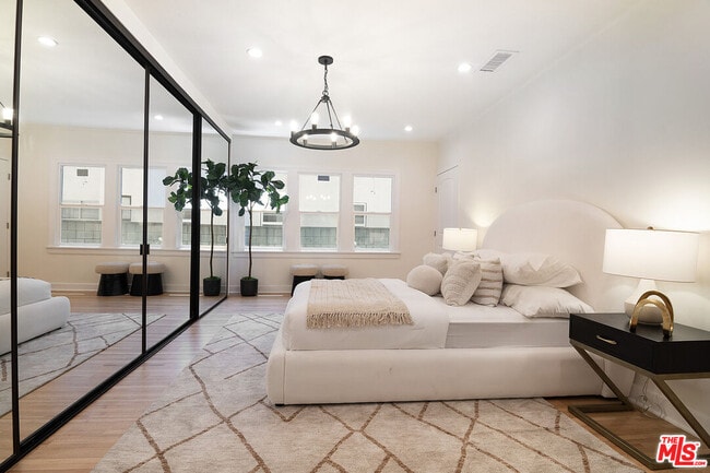 Building Photo - 137 N Poinsettia Pl