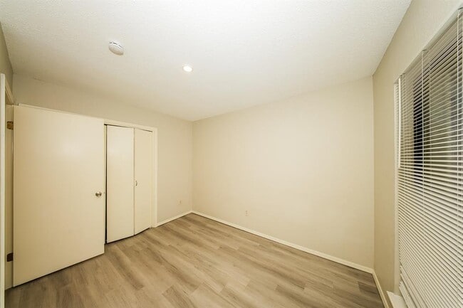 Building Photo - 813 N Briarcliff Dr