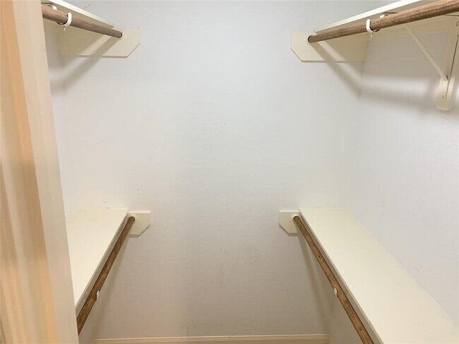 Building Photo - 814 Mobile Dr