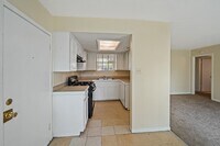 Building Photo - 1615 Hidden Valley Dr