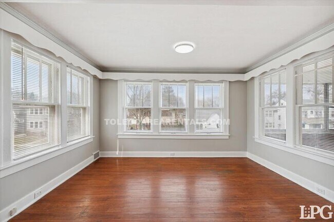 Building Photo - 4138 N Lockwood Ave