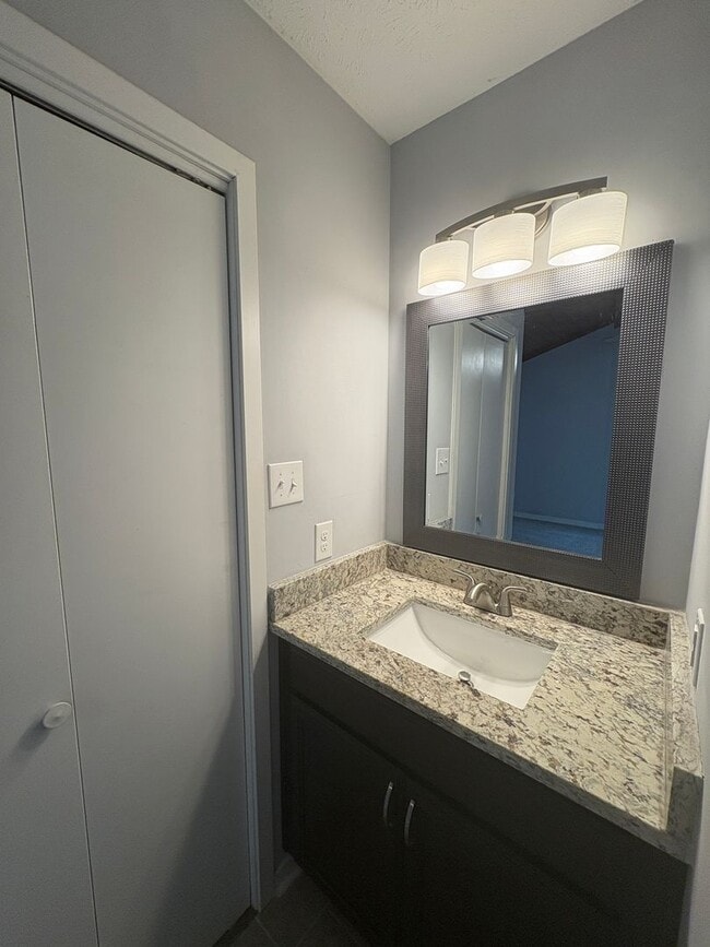 Building Photo - Charming 3 Bed, 2 Bath Tri-Level Home