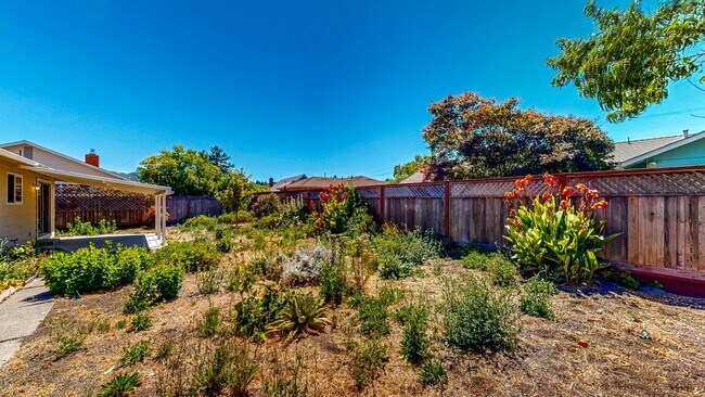Building Photo - 1925 Leafgreen Dr