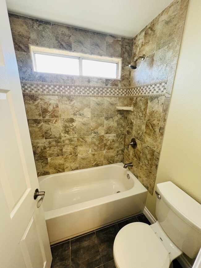 Building Photo - 25183 Parkcrest Dr