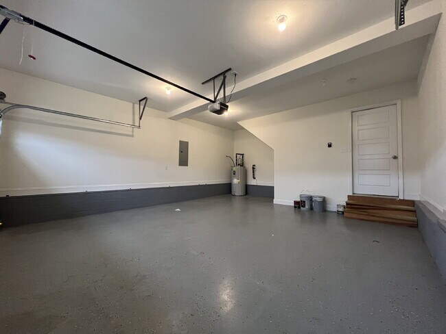 Building Photo - 811 Lillian Grace Dr