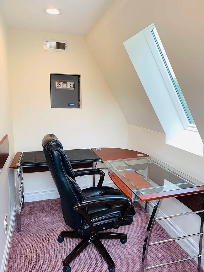 Building Photo - 131 Montgomery Ln