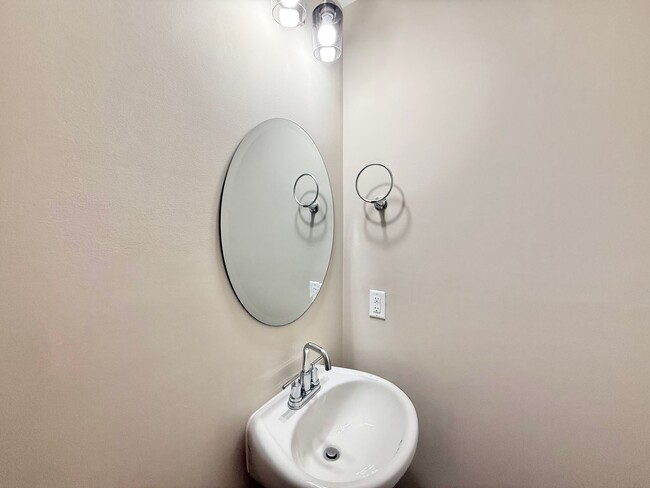 Building Photo - Newly Remodeled Ranch-Style 4BD, 3.5BA Ral...