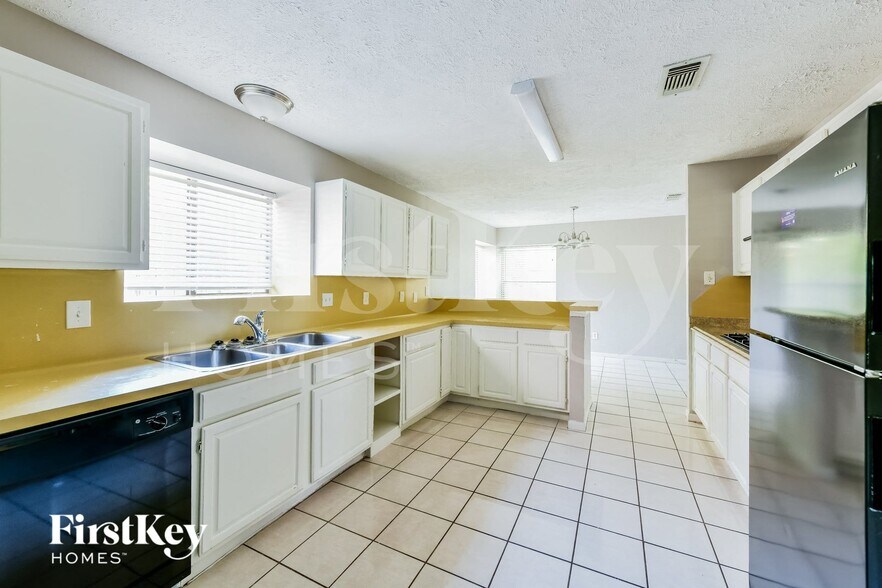 Building Photo - 8511 Stagewood Dr