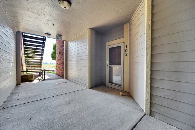 Building Photo - $1,595.00 - $500 OFF First Month Rent -  2 Bedrooms, 1 Bathroom, Condo in Longmont with Washer an...