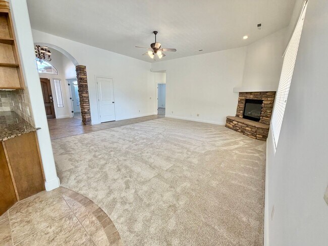 Building Photo - 988 E Silver Falls Dr