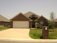 Building Photo - College Station - Large 4 bedrooms / 2.5 baths with garage and fenced yard!!