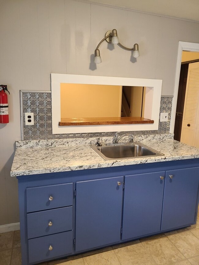 Building Photo - Spacious 2 Bedroom Home with possible 3rd bedroom or office space!