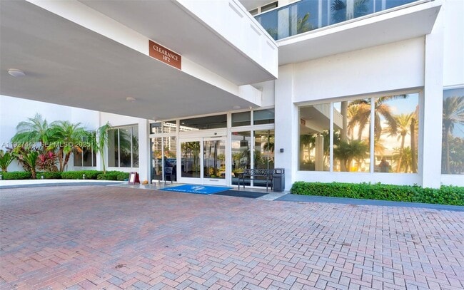 Building Photo - 3140 S Ocean Dr