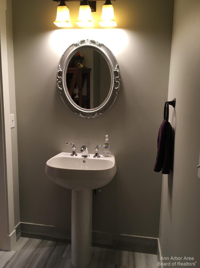 Building Photo - 438 3rd St