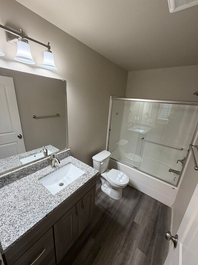 Building Photo - **MOVE IN SPECIAL!** 3 Bedroom Duplex Close to Shopping and Schools!