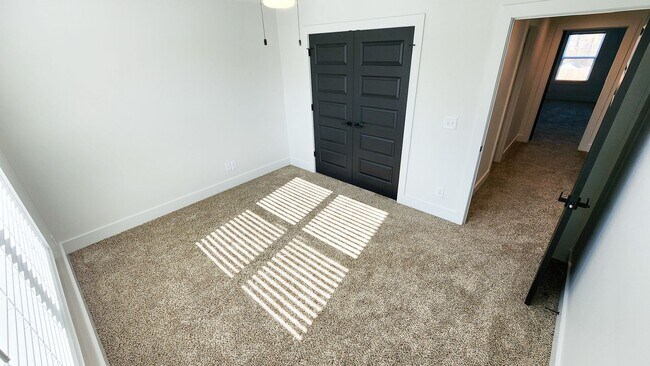 Building Photo - High-End Touches & Flexible Space in a Bea...