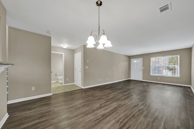 Building Photo - Lovely Two Bedroom Townhome With Bonus and...