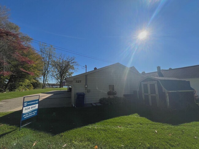 Building Photo - Cozy 4 Bedroom Home on Lakefront (Fully Furnished)