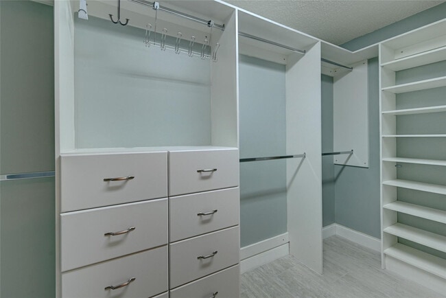 Building Photo - 8760 Azalea Ct