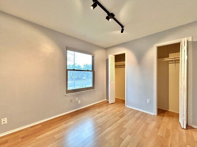 Building Photo - Comfortable & Nice 3BR / 2BA One-Level Home — Garage, Yard & Laundry Room