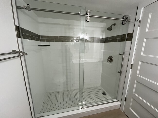 Guest large shower - 16181 Dublin Cir