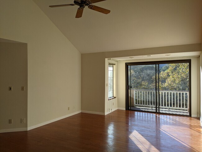 Building Photo - 28050 Horseshoe Ct