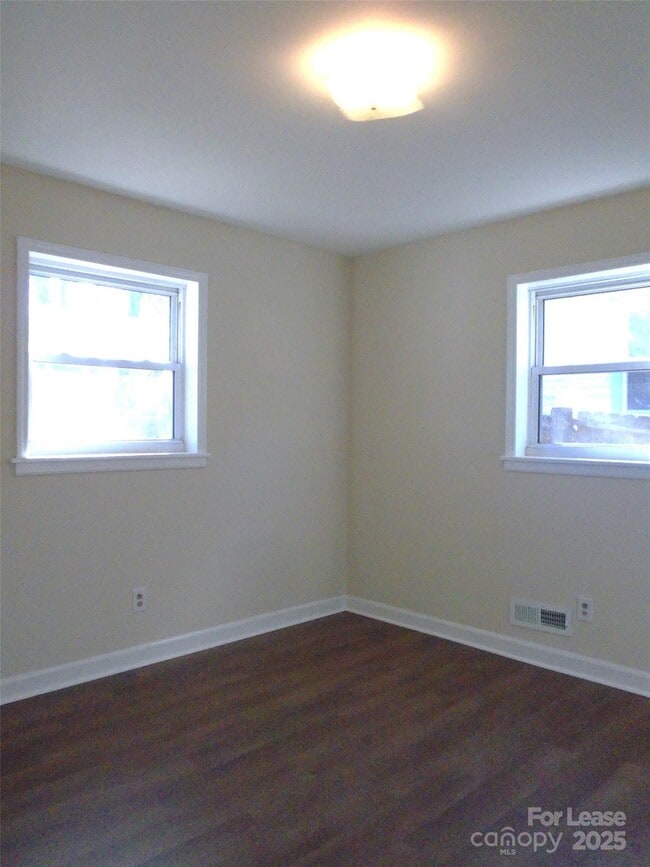 Building Photo - 322 N Hoskins Rd