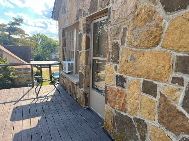 Building Photo - charming  Stone home : 1-bedroom, 1-bathroom