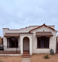 Building Photo - Charming 2 bedroom house with a yard