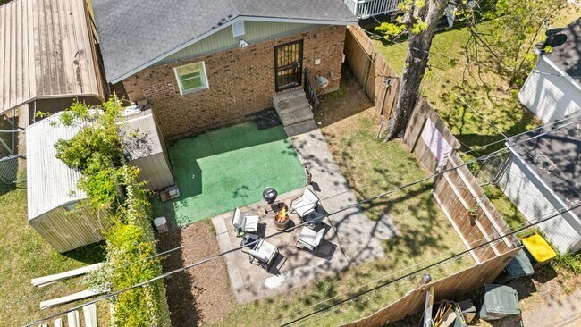 Building Photo - Charming 3 Bedroom Home Near Downtown Savannah with Flex Room & Fenced Yard